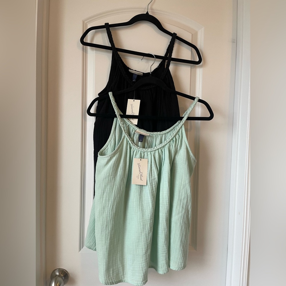 2 pack of tank tops